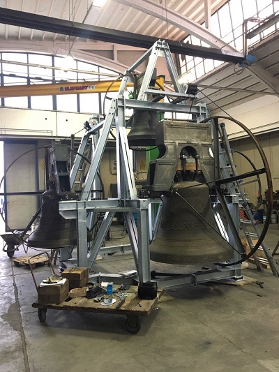 assemblaggio castello sostegno campane in fase avanzata 